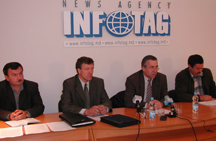 12.10.2004 LIGA NAŢIONALĂ A ASOCIAŢIILOR DE PRIMARI DIN MOLDOVA SUSŢINE CĂ PUTEREA CENTRALĂ INTIMIDEAZĂ AUTORITĂŢILE LOCALE (CONFERINŢĂ DE PRESĂ LA AGENŢIA INFOTAG)