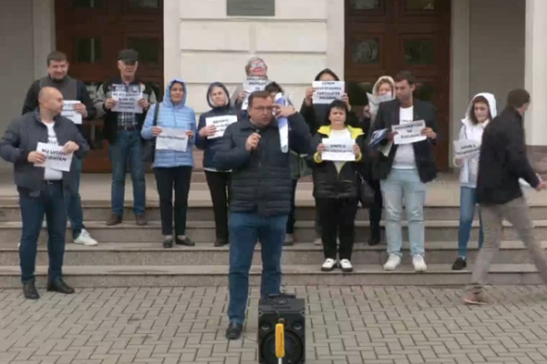 CANDIDATUL LA PREȘEDINȚIE ANDREI NĂSTASE A ORGANIZAT UN FLASH MOB ÎN FAȚA PROCURATURII SUB SLOGANUL „UNDE SUNT MILIARDELE?”