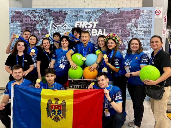 ECHIPA MOLDOVENEASCĂ CÂȘTIGĂ DOUĂ MEDALII DE AUR LA CONCURSUL DE ROBOTICĂ 2024 FIRST GLOBAL CHALLENGE