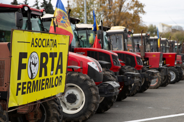 FERMIERII AMENINȚĂ CU PROTESTE, EXPRIMÂNDU-ȘI NEMULȚUMIREA CĂ AUTORITĂȚILE NU ÎI AJUTĂ SUFICIENT