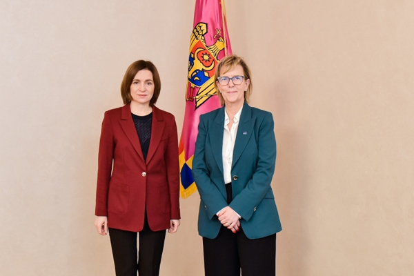 MOLDOVAN PRESIDENT DISCUSSES CREATING A STABLE ECONOMIC ENVIRONMENT IN MOLDOVA WITH EU COMMISSIONER
