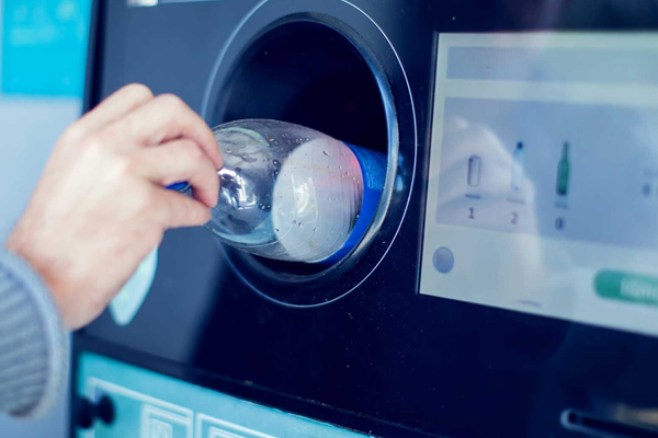 ECONOMIST: NEW PLASTIC COLLECTION SYSTEM/GLASS PACKAGING IS ASSOCIATED WITH BOTH ADVANTAGES AND RISKS