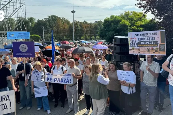 EDUCATION WORKERS ARE STRIKING IN CENTER CHISINAU, DEMANDING A WAGE INCREASE FROM SEPTEMBER 1