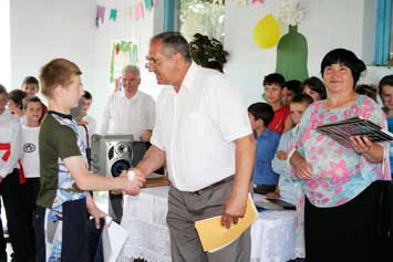 31.05.2007 ПРЕДСТАВИТЕЛЬСТВО HILFSWERK AUSTRIA В МОЛДОВЕ ВРУЧИЛО ПОДАРКИ ДЕТЯМ СТРАШЕНСКОЙ ШКОЛЫ-ИНТЕРНАТА