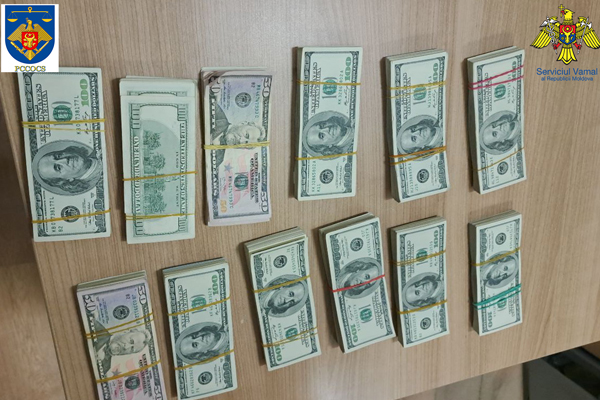 MOLDOVAN CUSTOMS OFFICERS FOUND $100 THOUSAND IN A BUS COMING FROM ODESA