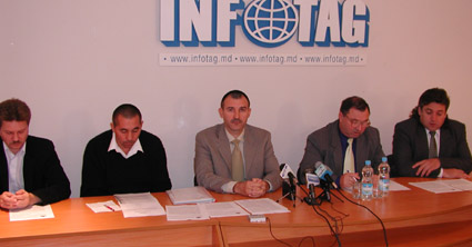 12.10.2004. NEWS CONFERENCE IN INFOTAG: TRANSNISTRIAN REFUGEES DEMANDING DWELLINGS