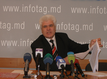 SURGEON MEREUTA PRESENTS COPIES OF MOLDOVA INDEPENDENCE DOCUMENTS    