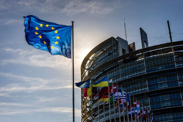 Transparency International: Депутаты Европарламента зарабатывают миллионы евро на стороне